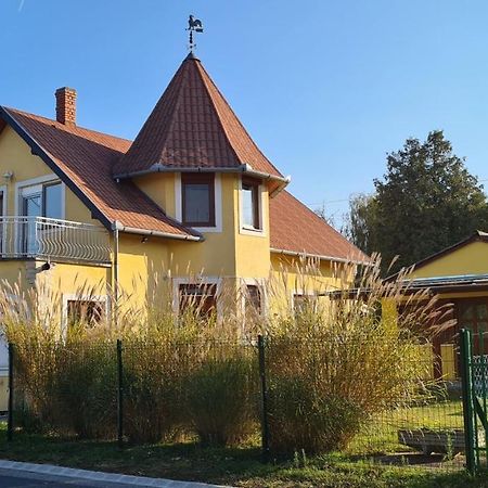 Hajas Familia Kiado Szobak Balatonmariafurdo Bagian luar foto