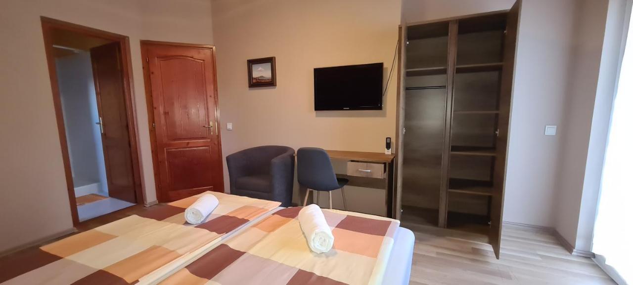 Hajas Familia Kiado Szobak Balatonmariafurdo Bagian luar foto