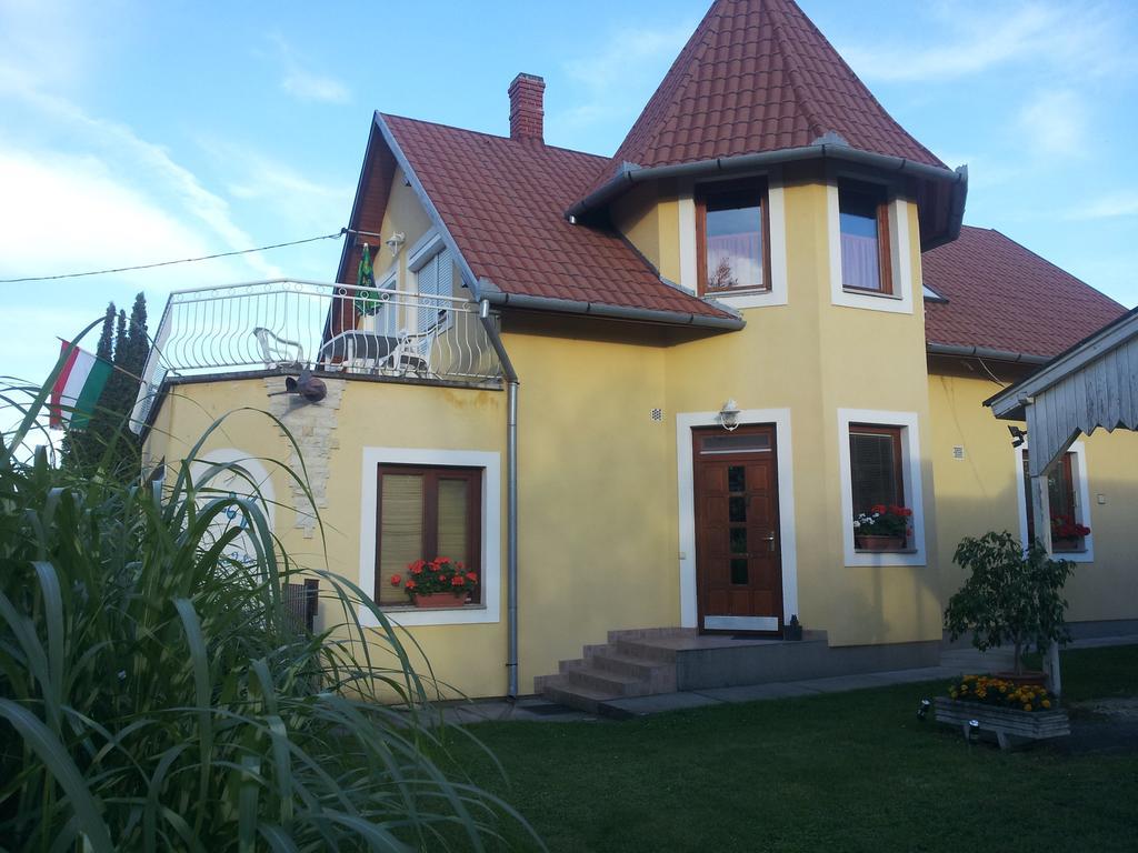 Hajas Familia Kiado Szobak Balatonmariafurdo Bagian luar foto